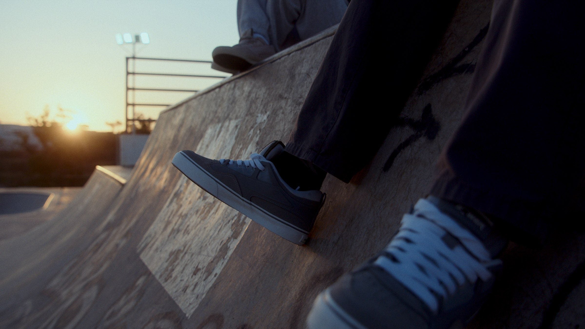 Detalhe do tênis SKWER Frame na rampa de skate ao pôr do sol